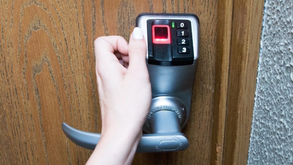 Как подобрать биометрический замок, плюсы и минусы использования, самостоятельная установка на входную дверь