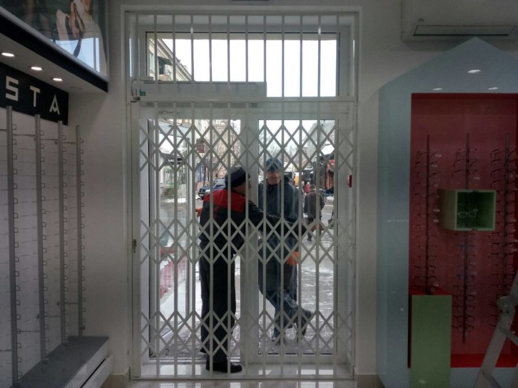 Разновидности решеток на двери с раздвижным механизмом, материалы изготовления и основные преимущества