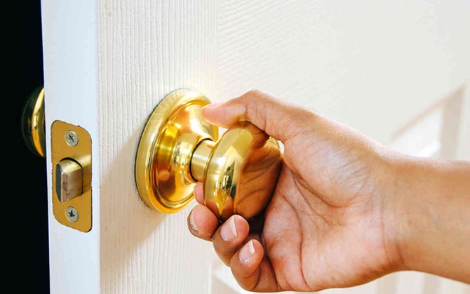 Варианты конструкций дверных ручек и их отличия, материалы которые подойдут для ванны и туалета