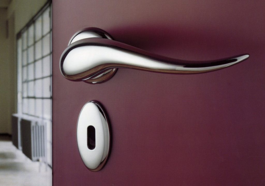 Варианты конструкций дверных ручек и их отличия, материалы которые подойдут для ванны и туалета