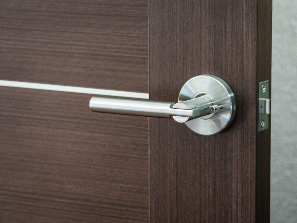 Варианты конструкций дверных ручек и их отличия, материалы которые подойдут для ванны и туалета