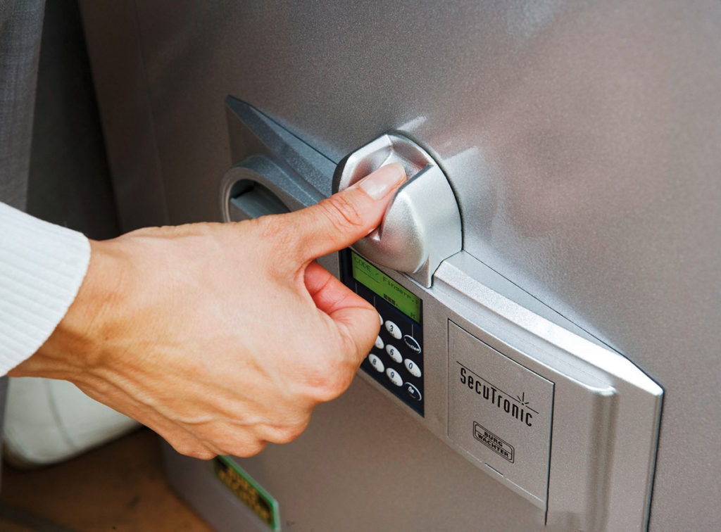 Как подобрать биометрический замок, плюсы и минусы использования, самостоятельная установка на входную дверь